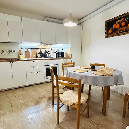 Lägenhet Ampio Su 2 Livelli Nel Centro Storico, Ideale Per Coppie O Gruppi Da 2 A 5 Persone