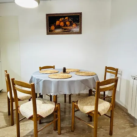 Su Due Livelli Nel Centro Storico Di Per 2 O 5 Persone דירה